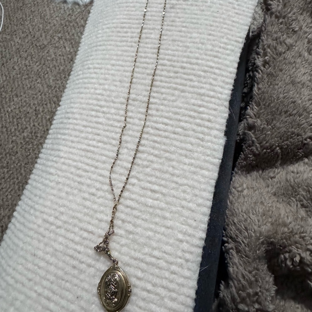 Sarah Coventry Gold  Tone Oval Locket Necklace